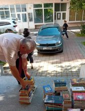Inca 500 de carti sunt donate unei comunitati din judet